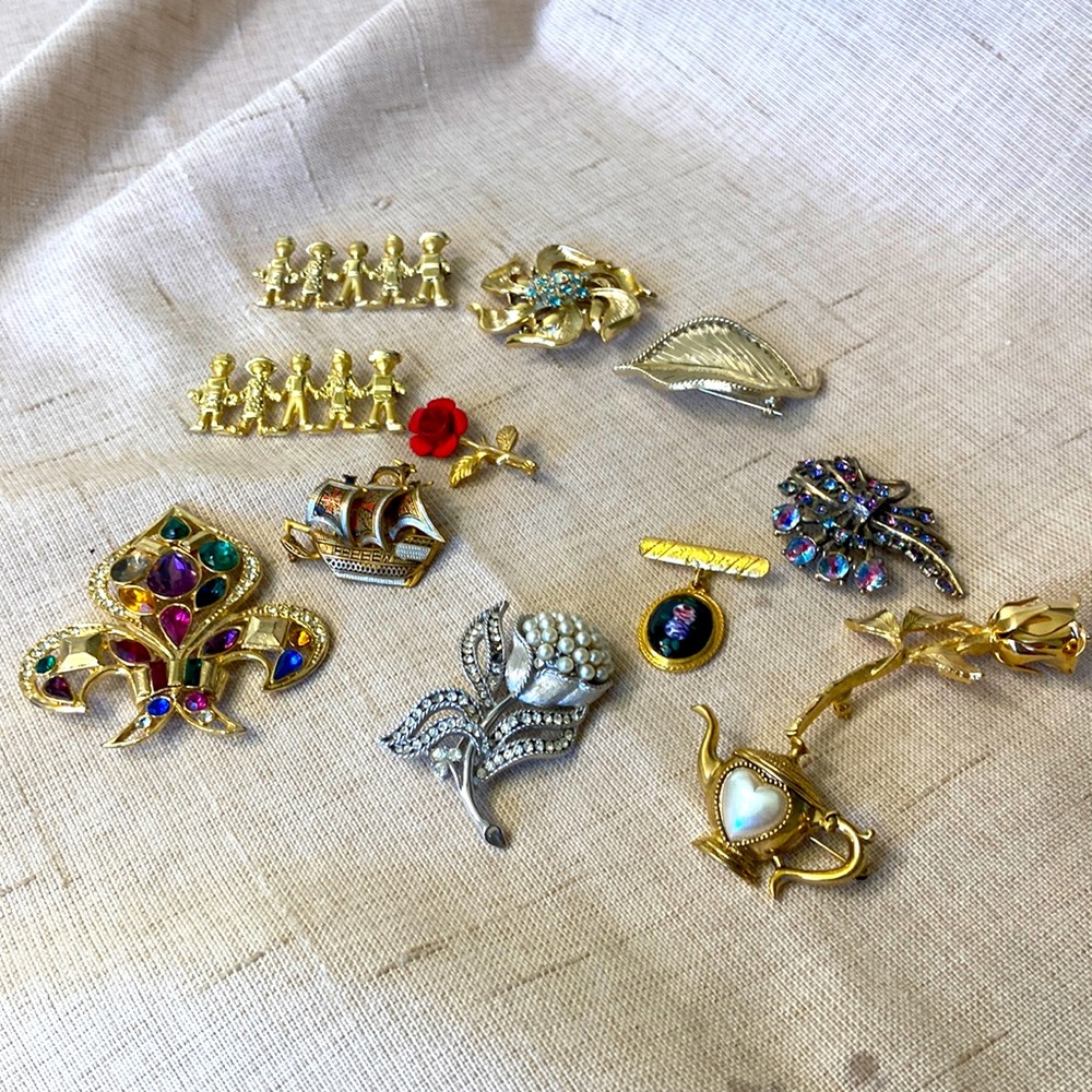 Dozen Vintage and “Fresher” brooches in Gold & Silver with gems & pearl accents